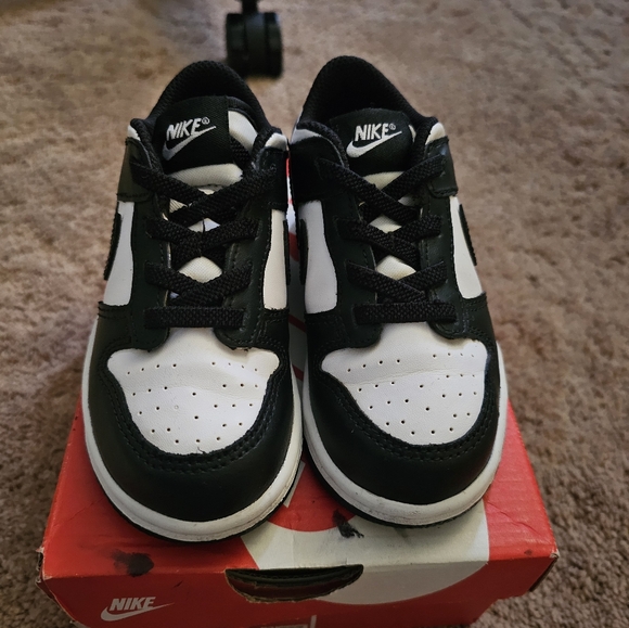 Kids Black and White Nike low Dunks size 9 - Picture 3 of 6